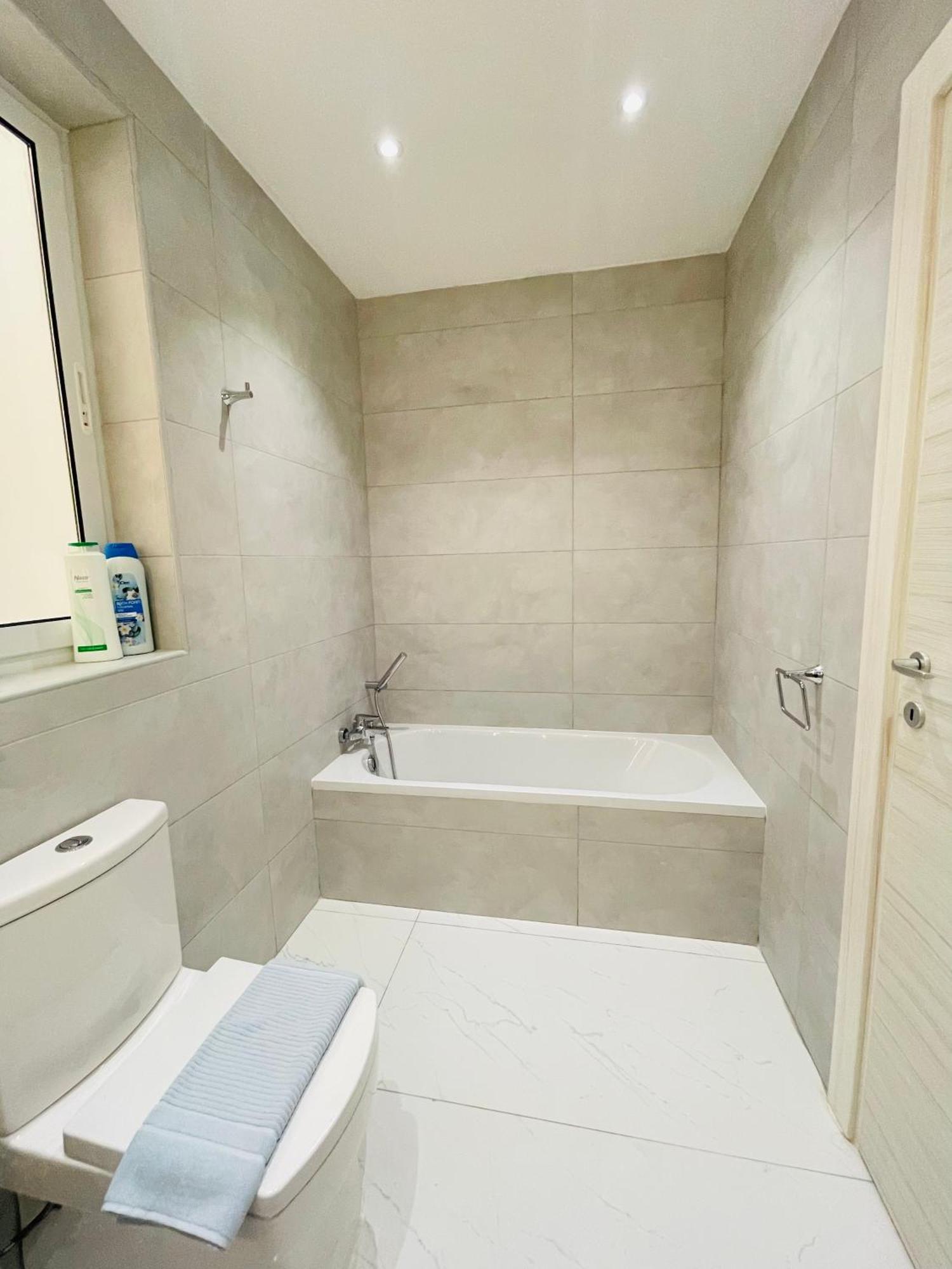 Blu Mar Sea View Apartments Сейнт Полс Бей Екстериор снимка