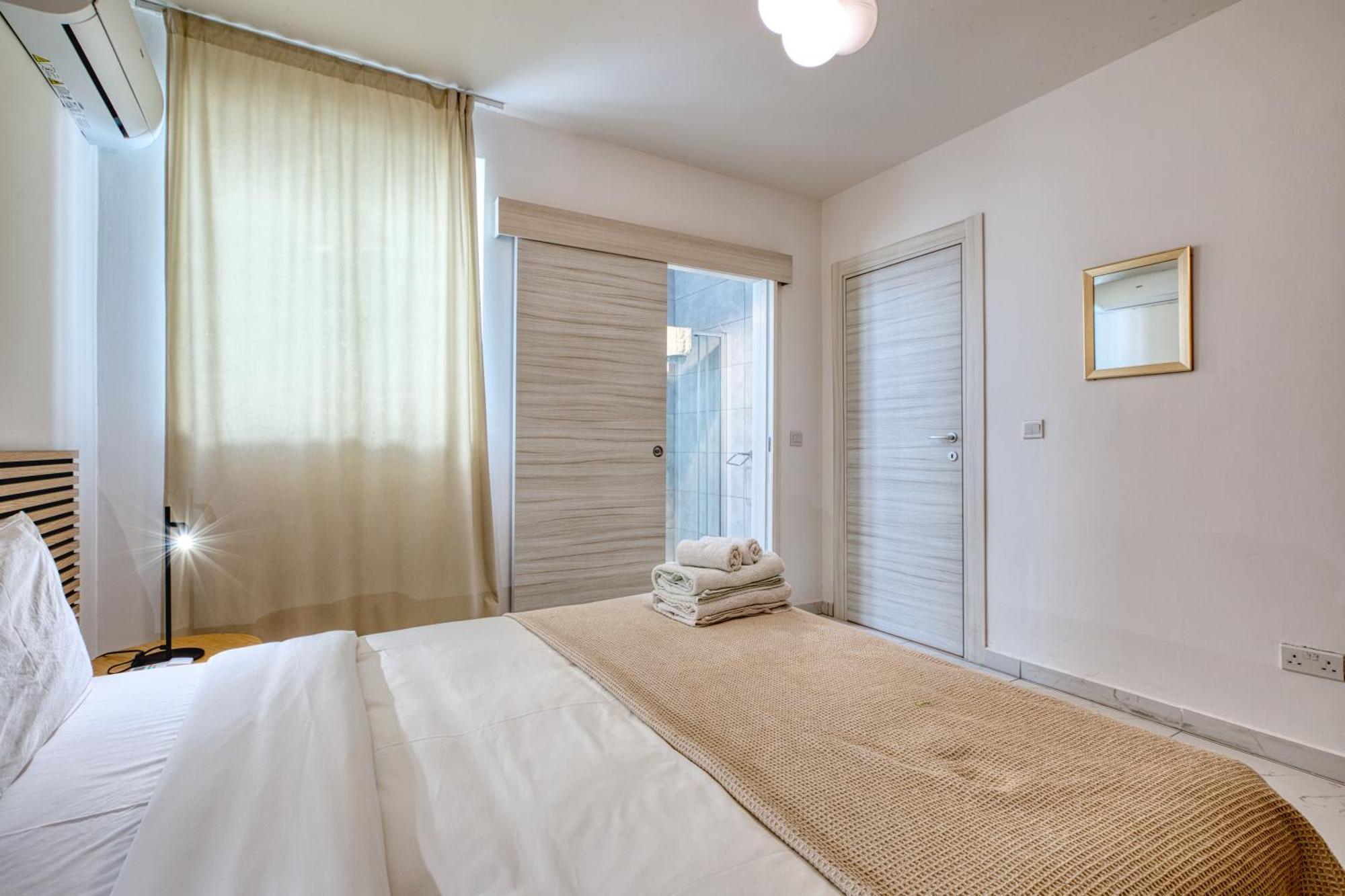 Blu Mar Sea View Apartments Сейнт Полс Бей Екстериор снимка